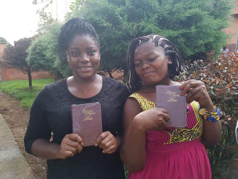 Deux filles posant avec leur cadeau