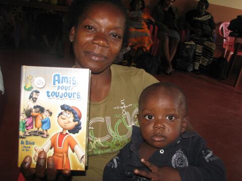 Une participante montrant son cadeau