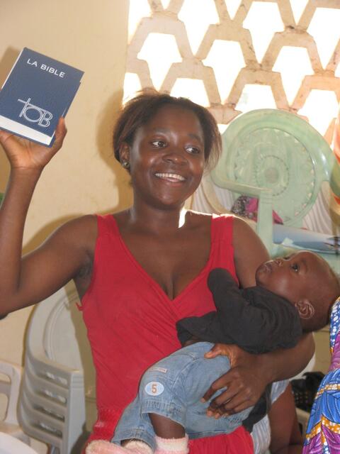 Une fille brandissant avec sa Bible