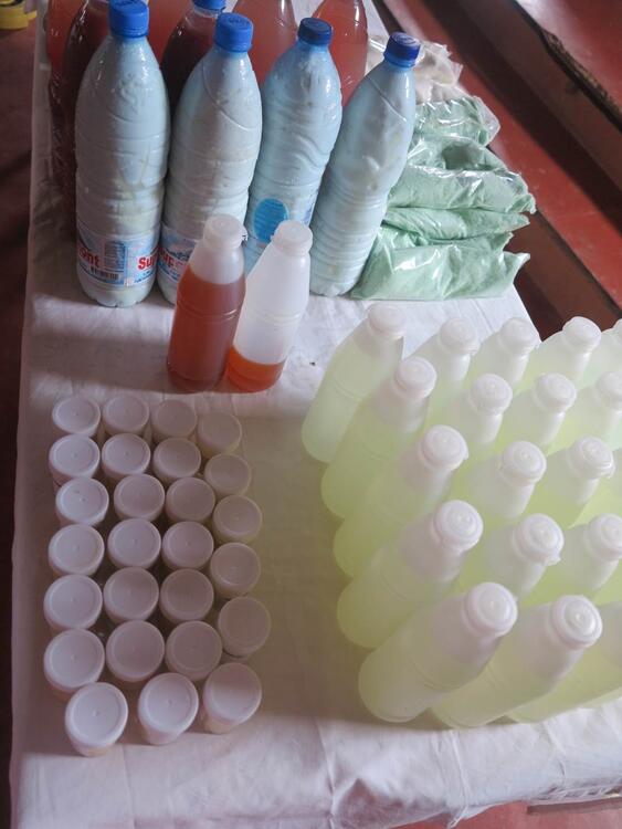 Yaourt, piment liquide et autres produits fabriqué lors d'un camp 