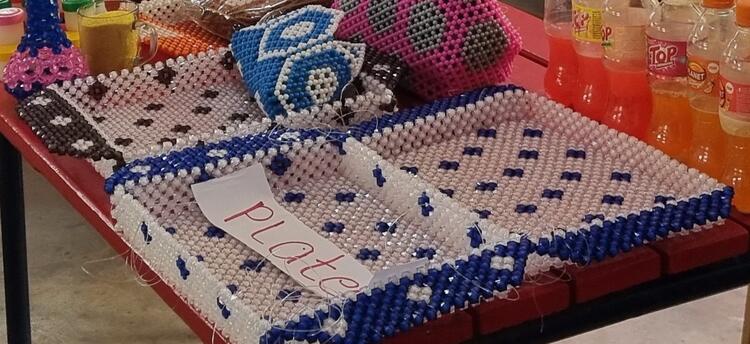 Plateaux en perles produits par les participantes au camp